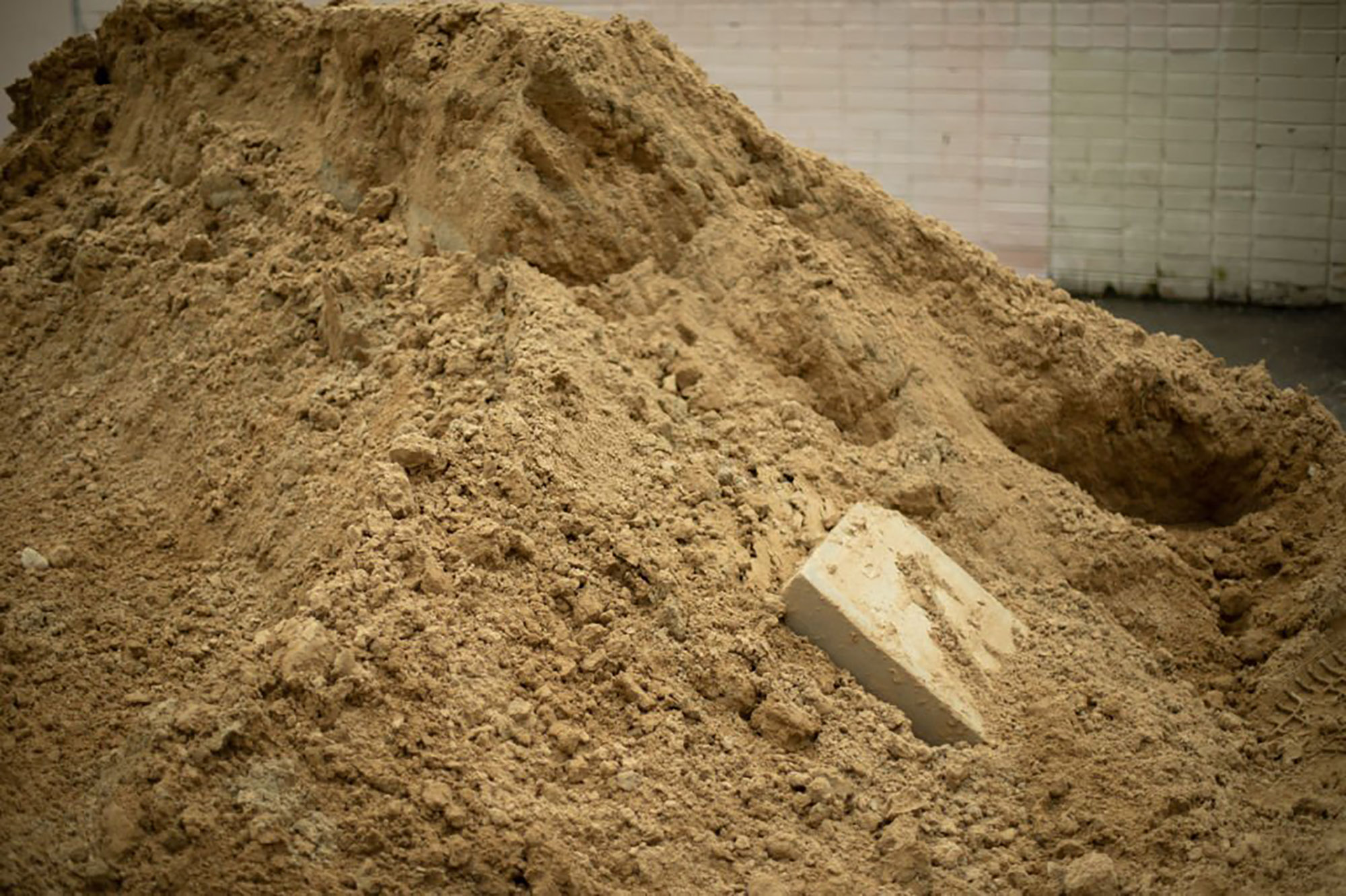 Сколько стоит куб песка с доставкой. Песок сеяный модуль крупности 2.4. Песок сеяный. Кучка песка. Песок строительный.