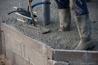 укладка бетона в опалубку фундамента