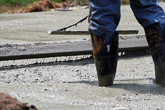 заливка бетона в опалубку фундаментной плиты